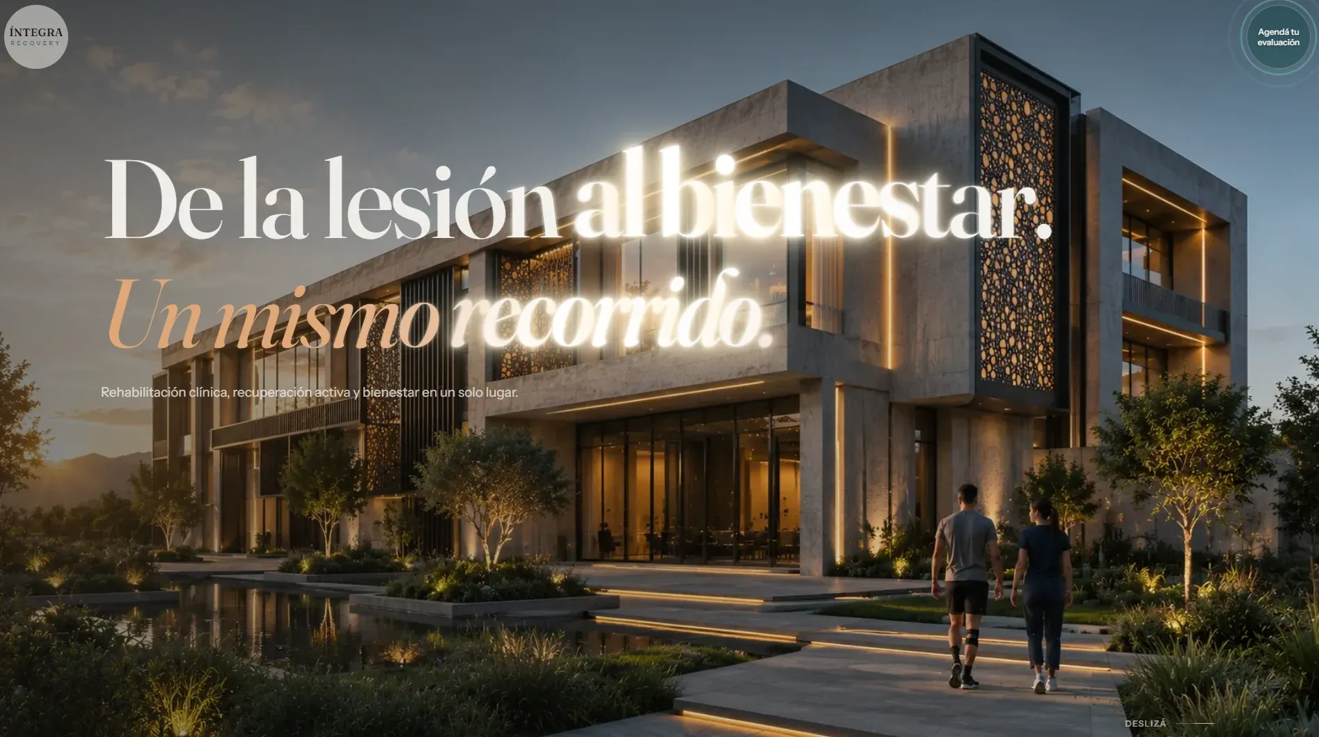 Hero de Íntegra Recovery con el edificio de la clínica al atardecer y dos personas caminando hacia la entrada