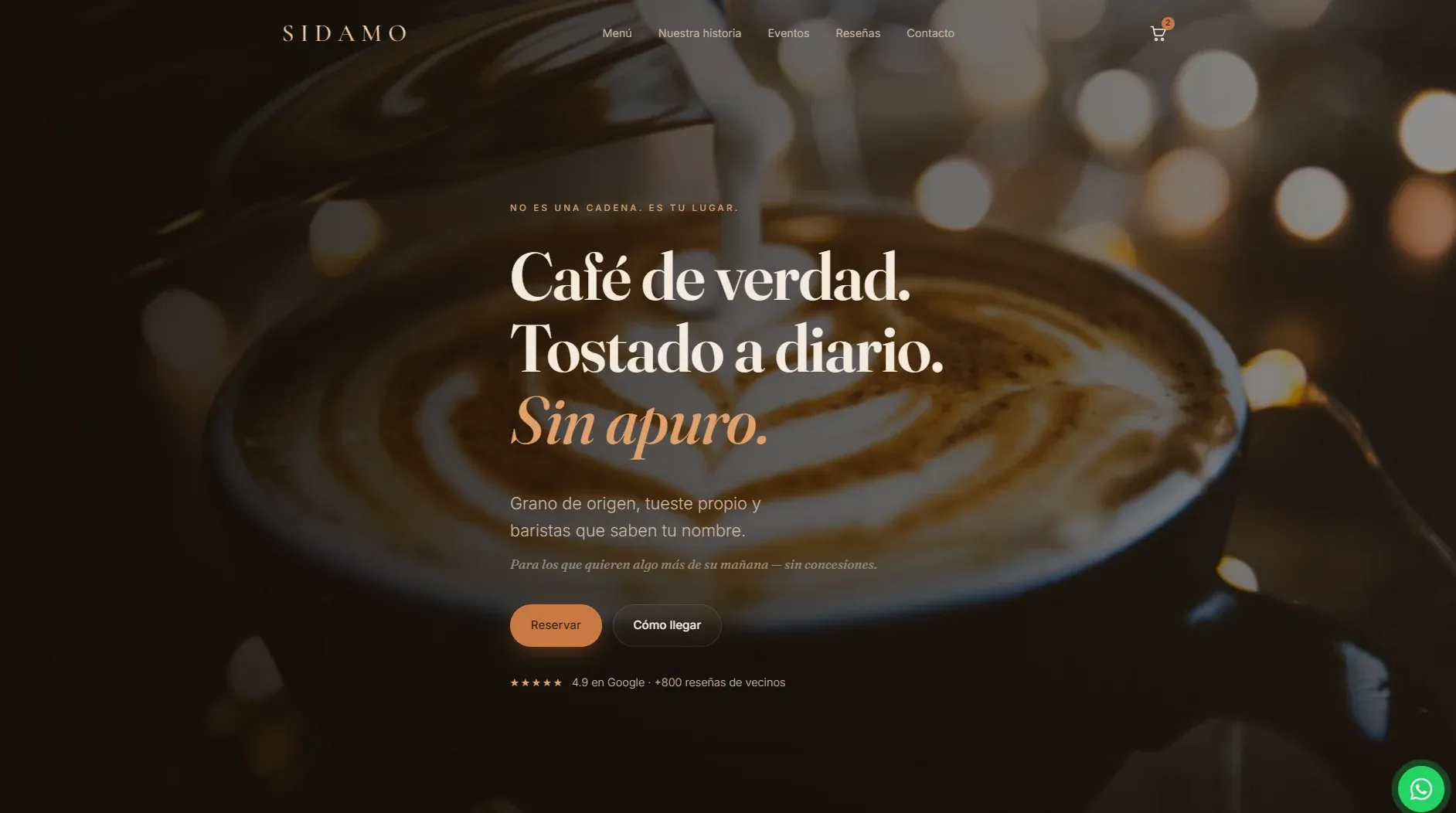 Hero de Sidamo con un café con leche en primer plano y luces desenfocadas de fondo